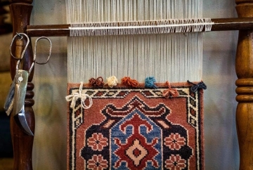 Handmade Wool Rugs vs. Machine-Made: What's the Difference?