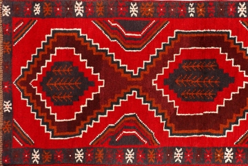8 Dark-Themed Rug Designs for a Homely Décor Feel